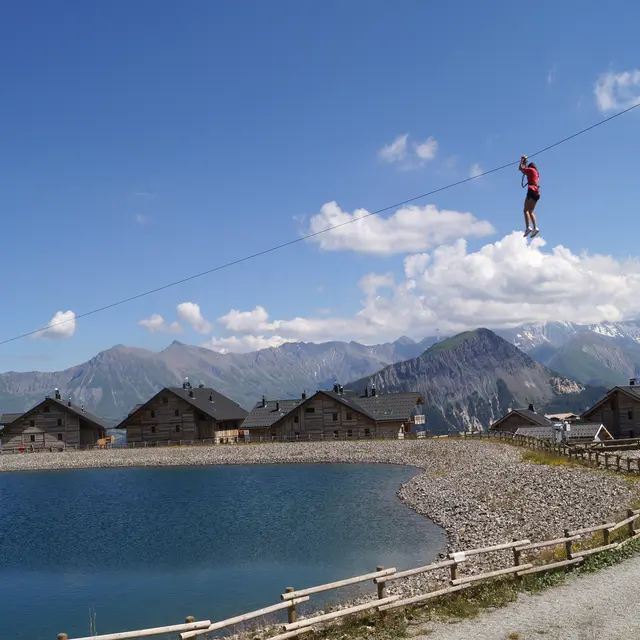 Tyrolienne sur le lac de l'Eriscal