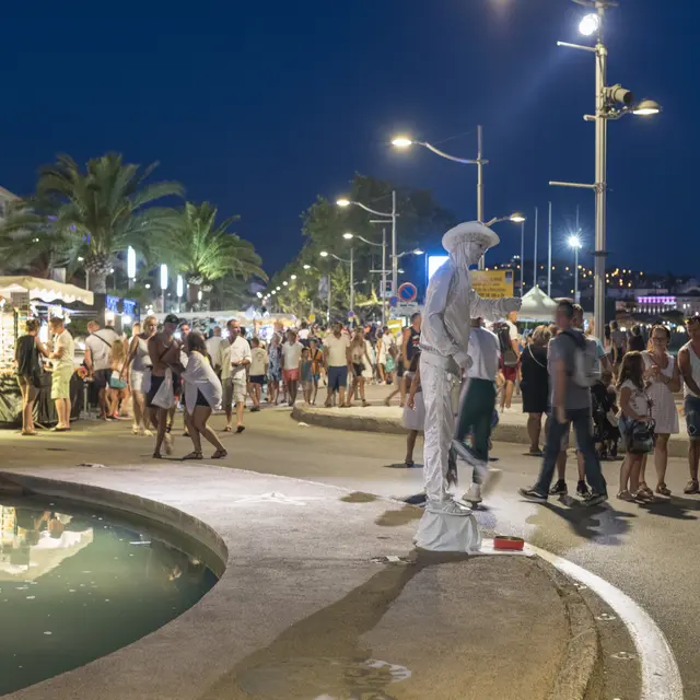 Marché nocturne Fréjus plage