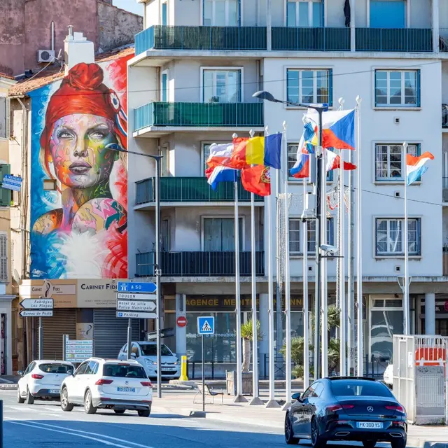 Graff de la Marianne sur le port de La Seyne