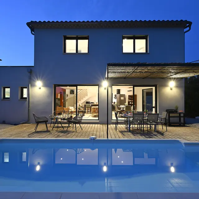 Soirée d'été autour de la piscine