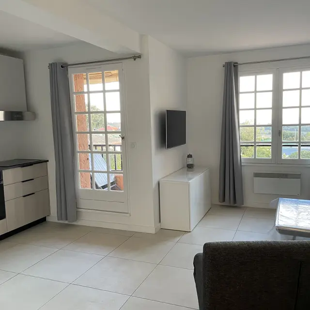 Salon avec vue mer, cuisine moderne et balcon sud
