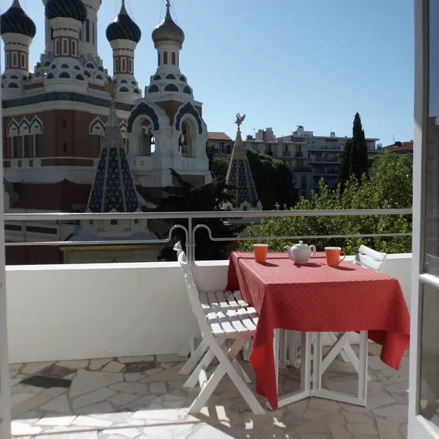 SALON DE JARDIN TERRASSE EGLISE VUE DE INTERIEUR.JPG