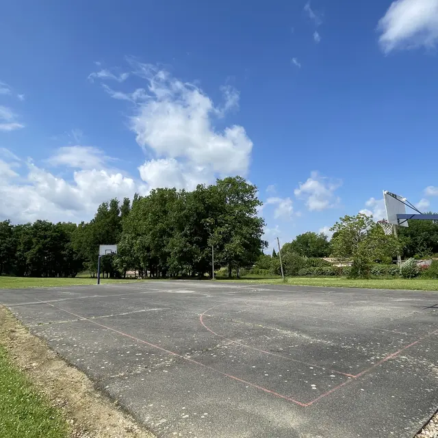 Terrain de basket à Léribosc_L'Honor-de-Cos