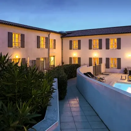 Piscine extérieure et entrée de l'Appart'hôtel Perle de Ré