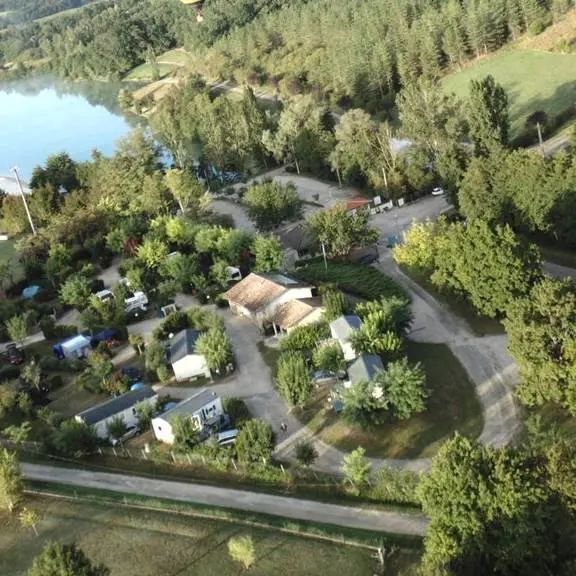 vue aérienne du camping et de sa base de loisirs