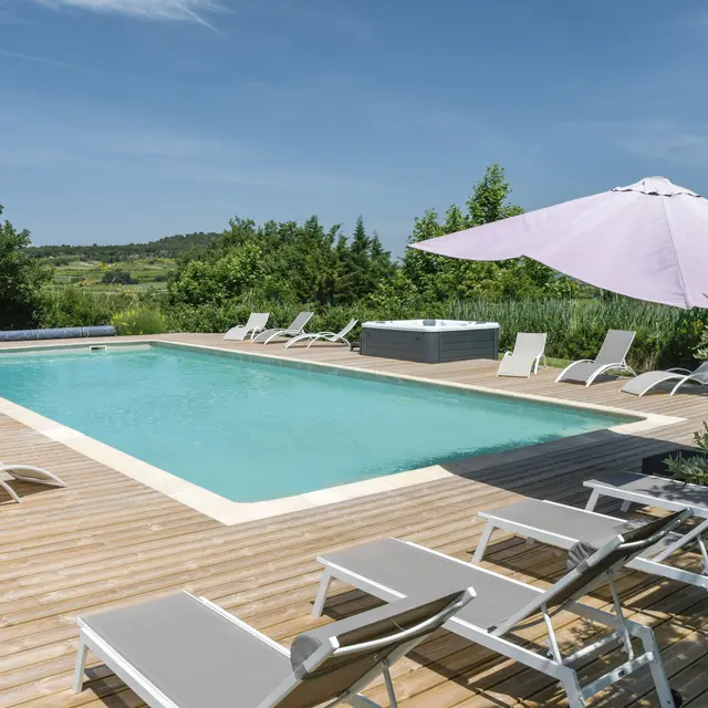 La piscine avec Jacuzzi