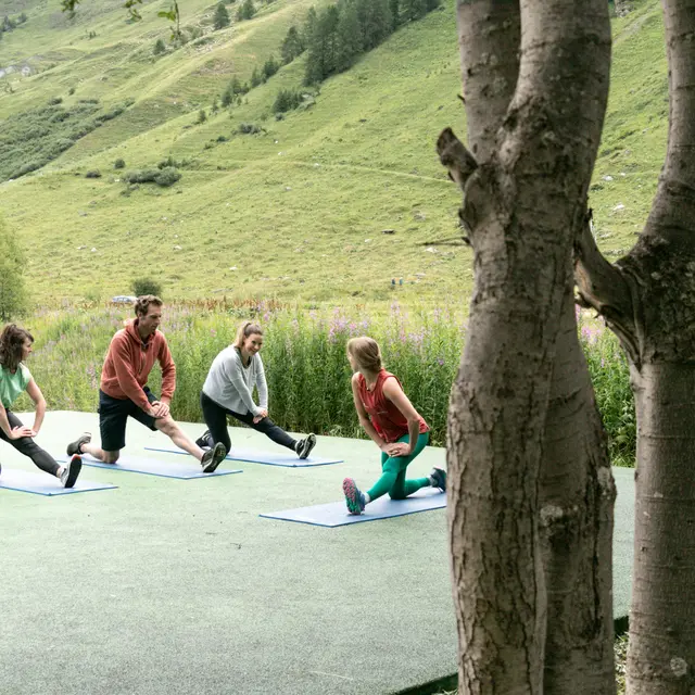 Cours de fitness dans la Vallée du Manchet à Val d'Isère en été