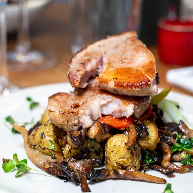 Échine de cochon, pommes de terre grenailles et pleurotes, jus