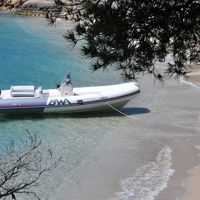 Un BWA 22 GT dans la petite anse abritée du Pradeau plage