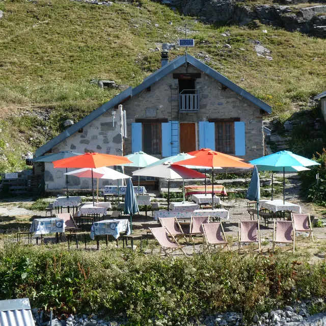 flaine-refuge-plate-ete-terrasse