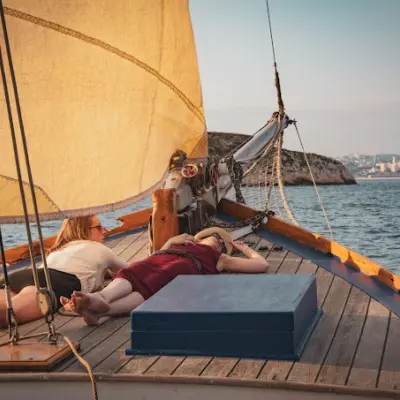 Coucher de soleil à la voile, buffet et vins de Provence