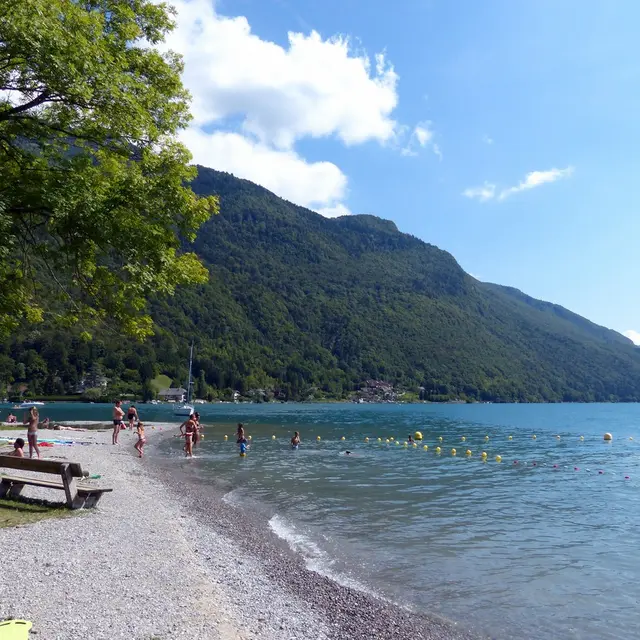 La plage d'Angon à Talloires