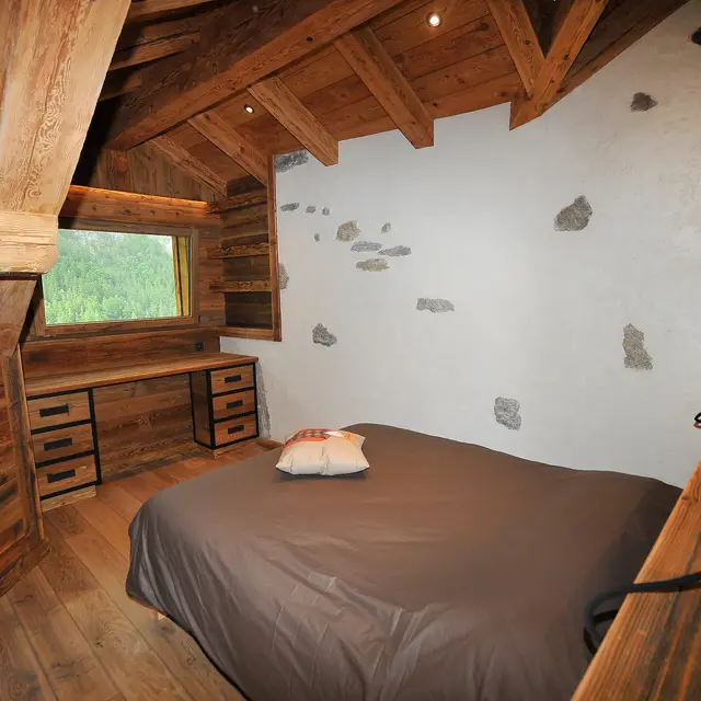 Chambre double 1 en bois au centre de La Grave