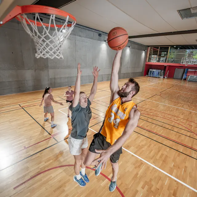 Sportifs en train de jouer au basket dans la salle multi-sports du Centre Aquasportif de Val d'Isère