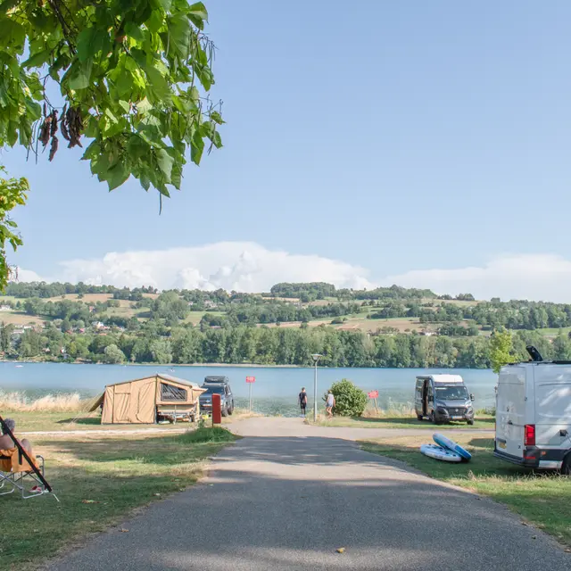 Emplacements de camping vue sur le lac