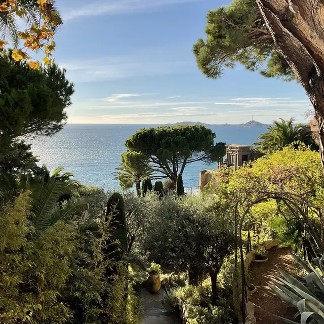 Jardin de la Villa Santa Lucia face à la mer