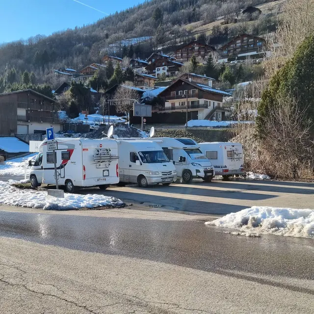 Aire de stationnement pour camping-car Stade de foot_Le Grand-Bornand