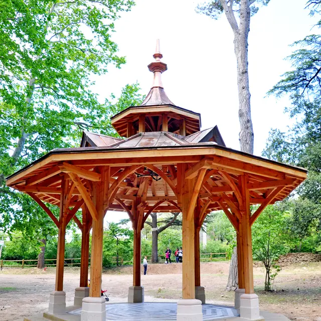 Le kiosque du grand cèdre à Valbacol