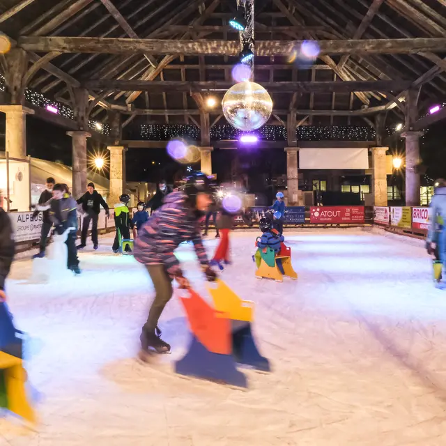 La patinoire en glace fait son retour sous la Grenette_La Roche-sur-Foron