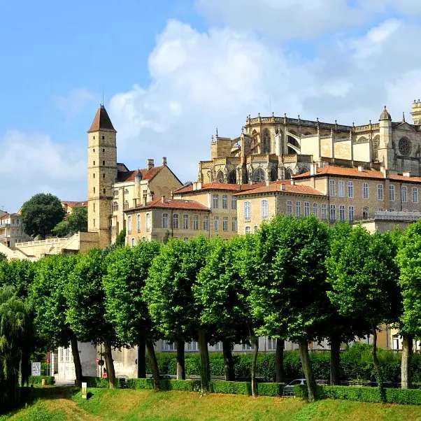 La Tour d'Armagnac et la cathédrale Sainte-Marie