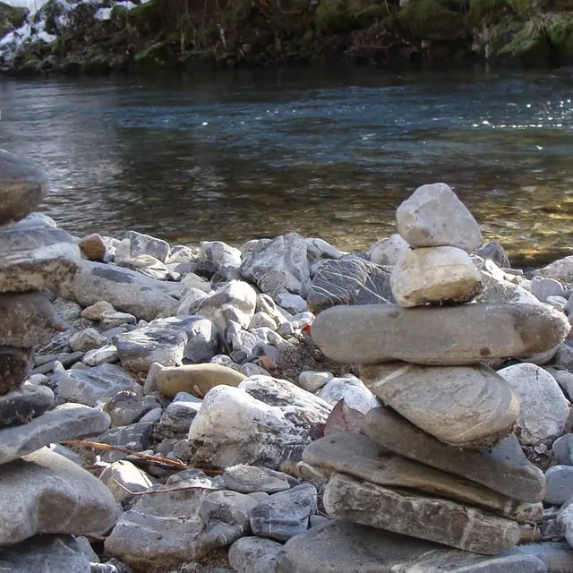 Cairn au bord d'une rivière