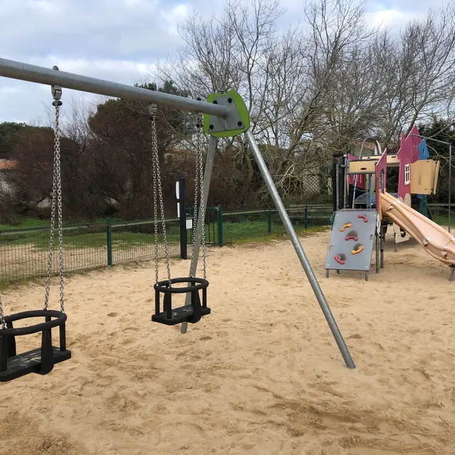 Balançoire et toboggan
