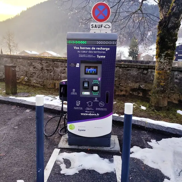 Borne de recharge véhicules électriques La Chapelle d'Abondance église_La Chapelle-d'Abondance