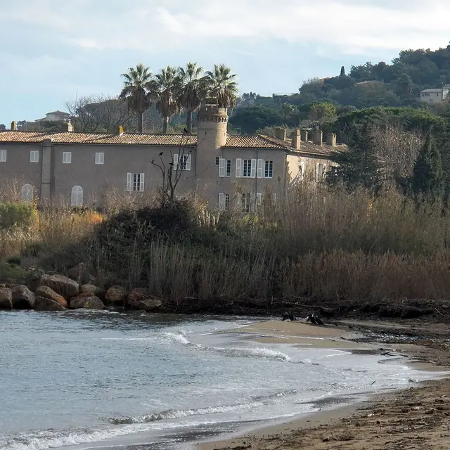 Plage de Bertaud-Marines de Gassin et vue sur le château