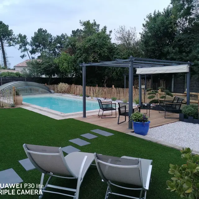 Piscine et extérieur paysagé