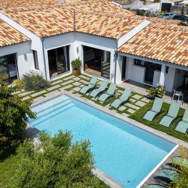 Piscine ainsi que la maison vu du ciel