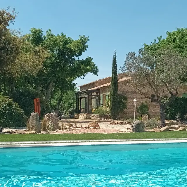 Le Mas et la piscine