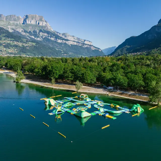 Jeux gonflables aquatiques au Lac de Passy_Passy