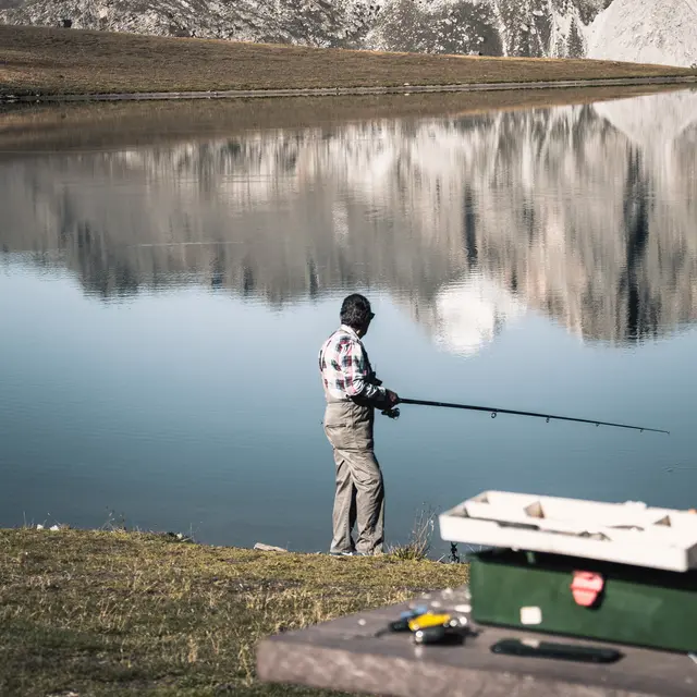 Pêche au bord du lac de l'Ouillette à Val d'Isère en été