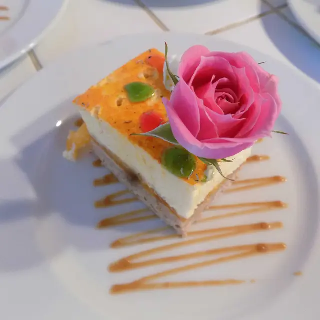 Part de gateau avec une rose dessus en décoration