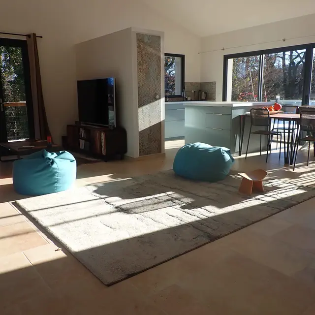 Salon lumineux l'hiver, ombragé l'été