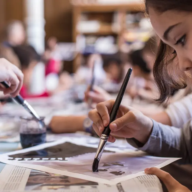 Atelier en famille – Pataugeons dans la peinture_Saint-Denis