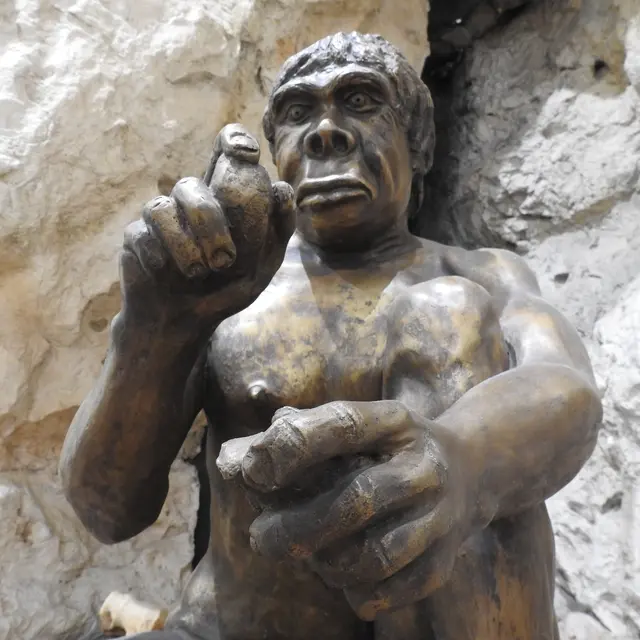 L'invention de l'outil (sculpture Eirik Granqvist)