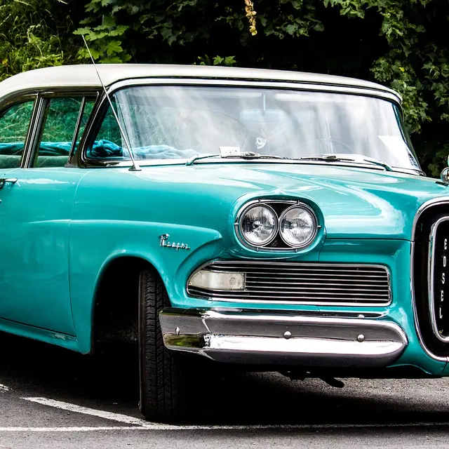 Rassemblement de voitures anciennes et de prestige_Hauterives