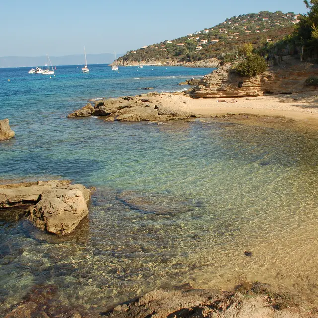 La plage des Grottes - Naturiste - ile du Levant - Hyeres