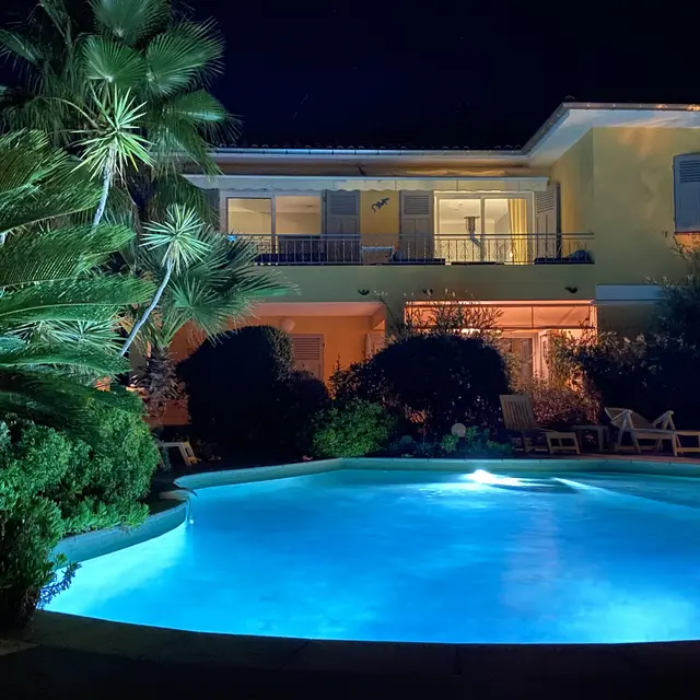villa et piscine éclairée