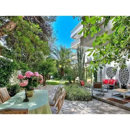 Très bel appartement classé *** situé en rez-de-jardin avec superbe piscine collective de 23 m sur 7. Il se trouve à 150 m de la mer. il comprend 3 pièces 90 m² ouvrant sur jardin privatif 270 m². Entrée, wc, cuisine, séjour + salle à manger, terrasse, chambre lit 140, coin bureau, salle de bains, chambre 2 lits 90 avec salle d'eau. Parking en surface devant l'entrée. Sur la terrasse table teck et 6 chaises, table de ping-pong et nécessaire de jeu, table avec plancha électrique.