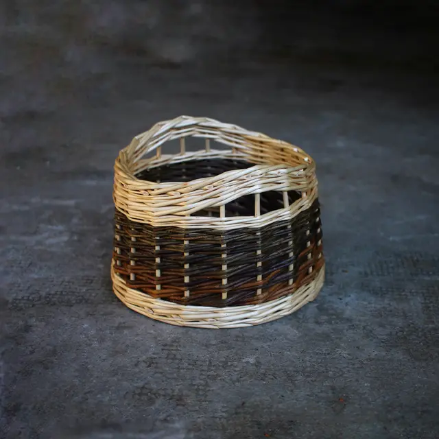 Atelier Vannerie Création d’un petit panier rond avec passe-droits._Novalaise