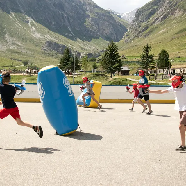 Activité Gel Blaster avec une famille et des enfants au Parc de Sports du Manchet à Va l d'Isère