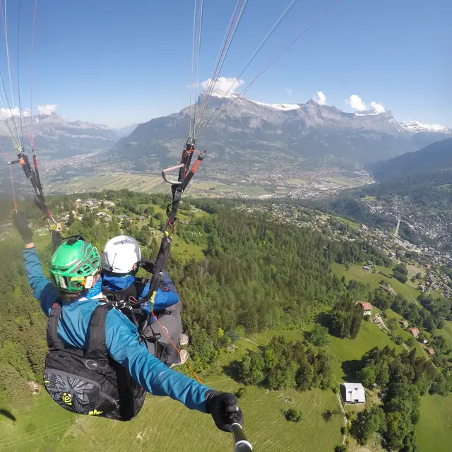 Survolez St-Gervais face au Mt-Blanc avec Itinér'Air Parapente