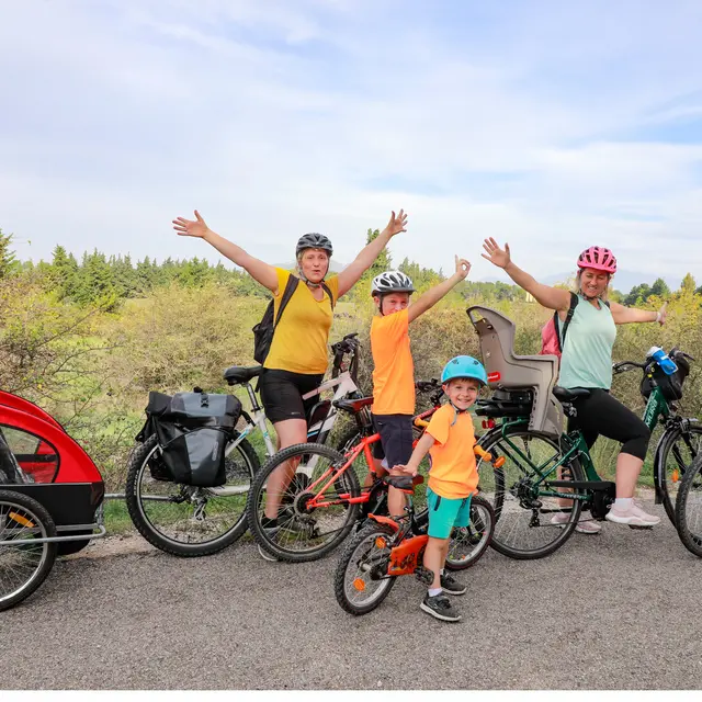 Famille à vélo Vaucluse Via Venaissia