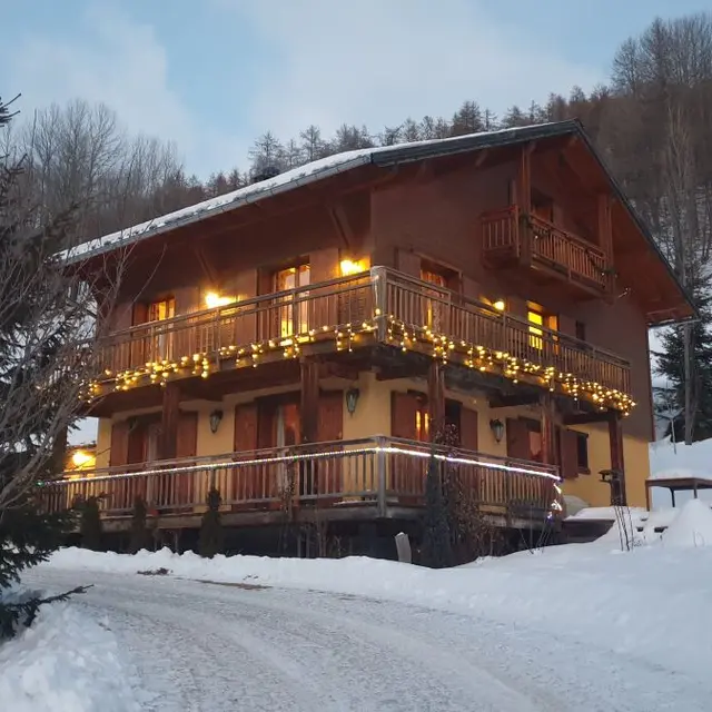 Vue du chalet à double appartement sur 3 étages, excentré au milieu de la nature enneigée