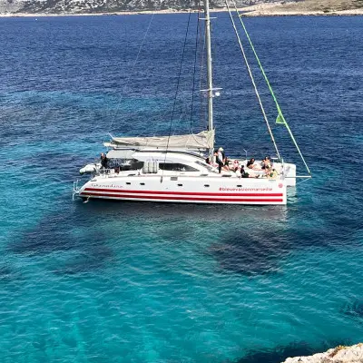 Journée en catamaran dans les Calanques avec baignade