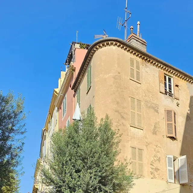 Les fausses fenêtres de la rue des Calvys