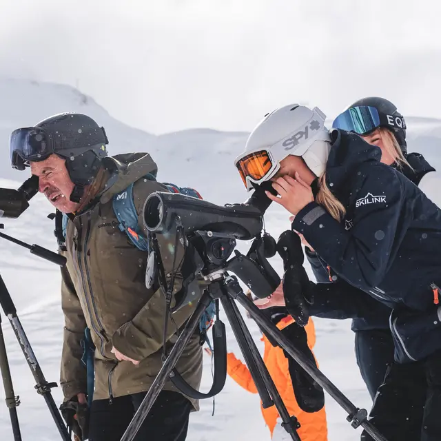 Observation de la faune hivernale à la longue-vue lors du rendez-vous avec les agents du Parc National de la Vanoise à Val d'Isère
