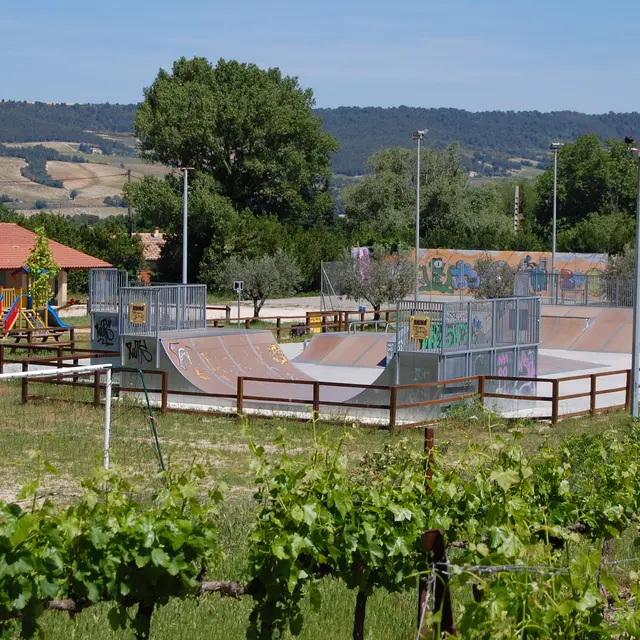 Skate parc et jardin d'enfants